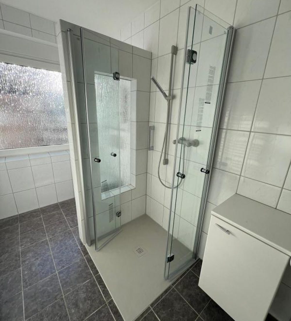 Barrierefreie Badsanierung mit Viertelkreisdusche in Duisburg Rheinhausen 2