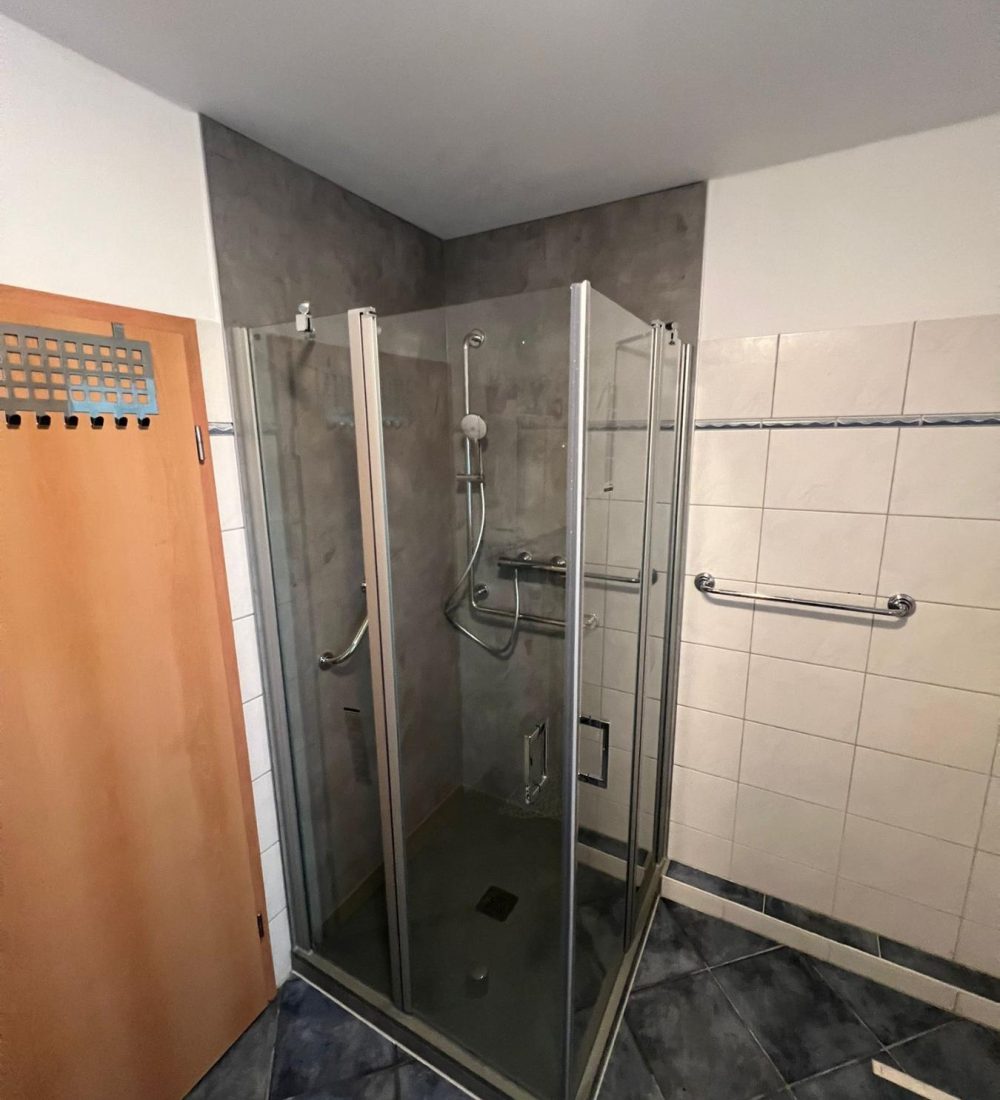Fugenlose-Teilbadsanierung-mit-hoher-Brausetasse-in-Duisburg-1