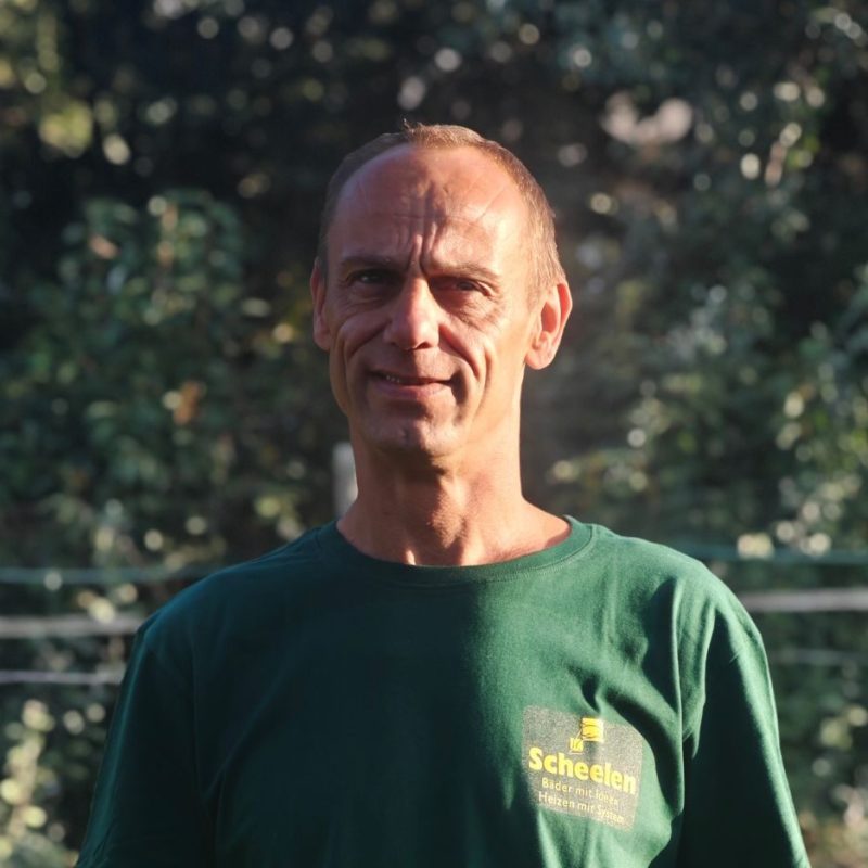 Marius Wemhöner, erfahrener Anlagenmechaniker für Sanitär-, Heizungs- und Klimatechnik bei der Scheelen GmbH.
